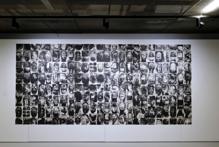 „Faces” Tomasza Winiarskiego na wystawie głównej 11. Triennale Grafiki Polskiej w Muzeum Śląskim w Katowicach. Fot. PAP/A. Grygiel