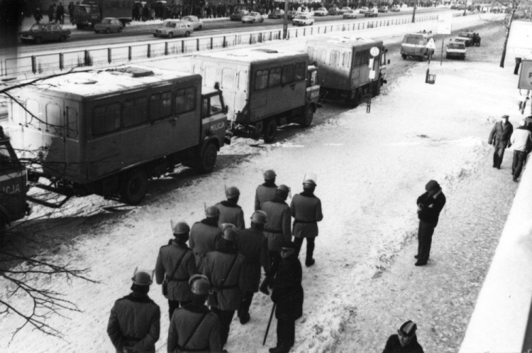 Milicja w rejonie Stoczni Gdańskiej. 13 grudnia 1981 r. Źródło: IPN