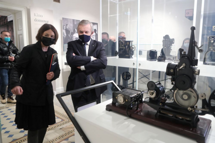 Wicepremier, minister kultury i dziedzictwa narodowego Piotr Gliński (2L) i dyrektor muzeum Marzena Bomanowska (L) zwiedzili wystawę „Łódź filmowa” w Muzeum Kinematografii w Łodzi. Fot. PAP/R. Zawistowski