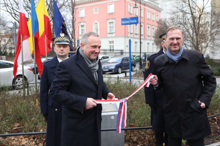 Ambasador Czech Jakub Durr (P) i wiceprezydent Warszawy Tomasz Bratek (C) podczas uroczystego odsłonięcia postumentu i tablicy pamiątkowej poświęconej Vaclavovi Havlowi w Warszawie. Fot. PAP/W. Olkuśnik