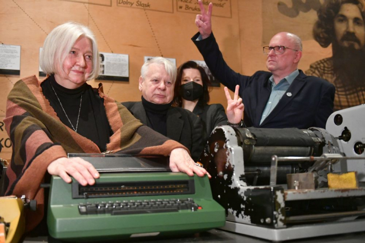 Danuta Gliszewska (L), Marek Gliszewski (P), wicemarszałek Senatu Bogdan Borusewicz (2L) oraz zastępca dyrektora ECS Magdalena Mistat (2P) podczas uroczystego przekazania maszyny do pisania IBM do zbiorów ECS. Maszyna używana była w czasie stanu wojennego przez działaczy podziemnej Solidarności. Fot. PAP/A. Warżawa