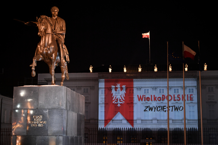 Iluminacja upamiętniająca 103. rocznicę wybuchu Powstania Wielkopolskiego na Pałacu Prezydenckim w Warszawie. Fot. PAP/R. Pietruszka