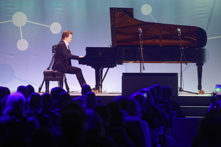 Pianista Ingolf Wunder podczas koncertu w trakcie uroczystości otwarcia 16. Szczytu Cyfrowego ONZ - Internet Governance Forum 2021. Fot. PAP/Ł. Gągulski