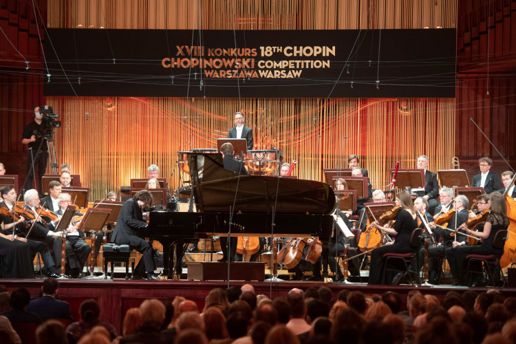 Polski pianista Jakub Kuszlik podczas trzeciego dnia finału Konkursu Chopinowskiego w sali koncertowej Filharmonii Narodowej w Warszawie. Fot. PAP/A. Lange