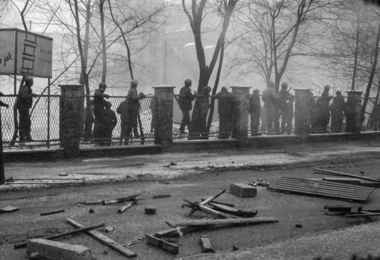 Katowice, 16.12.1981. Pacyfikacja Kopalni Węgla Kamiennego „Wujek”. Fot. PAP/M. Janicki