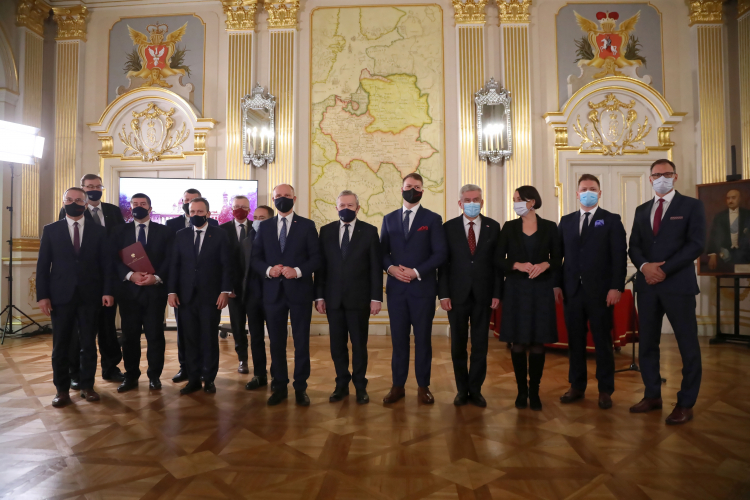 Wicepremier, minister kultury i dziedzictwa narodowego Piotr Gliński (C) wśród uczestników uroczystości na Zamku Królewskim w Warszawie. Fot. PAP/W. Olkuśnik