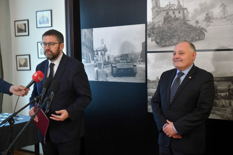 Dyrektor Muzeum Powstania Warszawskiego Jan Ołdakowski (L) oraz prezes firmy PGE Wojciech Dąbrowski (P) podczas konferencji prasowej dot. kolekcji nieznanych dotąd 59 oryginalnych fotografii z Powstania Warszawskiego, która trafiła do zbiorów Muzeum. Fot. PAP/R. Pietruszka