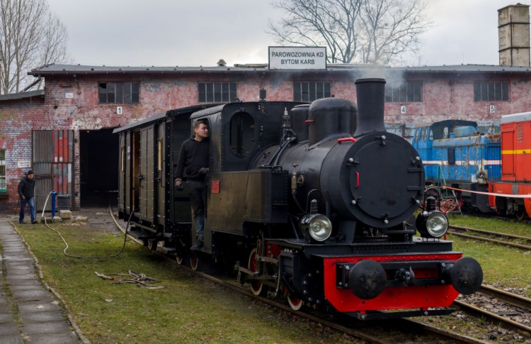 Odrestaurowany parowóz „Ryś” na terenie stacji i lokomotywowni Bytom Karb Wąskotorowy. 17.12.2021. Fot. PAP/A. Grygiel