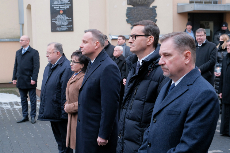 rezydent RP Andrzej Duda (3P), premier Mateusz Morawiecki (2P), marszałek Sejmu Elżbieta Witek (4P), dyrektor Muzeum Żołnierzy Wyklętych i Więźniów Politycznych PRL w Warszawie Jacek Pawłowicz (5P) i przewodniczący NSZZ “Solidarność” Piotr Duda (P) wzięli udział w odsłonięciu pamiątkowej tablicy „Zginęli za wolną Polskę 1981-1989” na terenie Muzeum Żołnierzy Wyklętych i Więźniów Politycznych PRL w Warszawie. Fot. PAP/M. Marek