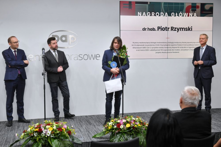 Prezes Polskiej Agencji Prasowej Wojciech Surmacz (2L), pełnomocnik ministra edukacji i nauki ds. strategii edukacji Radosław Brzózka (L), prof. Michał Kleiber (P) oraz laureat głównej nagrody dr hab. Piotr Rzymski (2P) podczas uroczystej gali finałowej 17. edycji konkursu "Popularyzator Nauki" w Centrum Prasowym PAP w Warszawie. Fot. PAP/R. Pietruszka