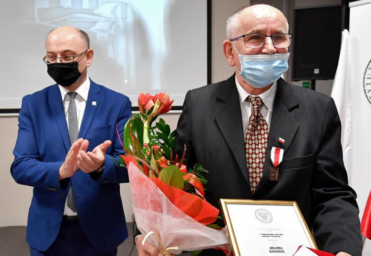 Wiceprezes Instytutu Pamięci Narodowej dr Mateusz Szpytma (L) oraz laureat Jerzy Basiaga podczas gali wręczenia nagród „Świadek Historii” w Centrum Edukacyjnym „Przystanek Historia” IPN w Kielcach. Fot. PAP/P. Polak