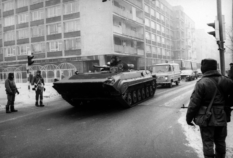 Warszawa, 1981r. Bojowy wóz piechoty na ul.Puławskiej w Warszawie w okolicy dawnego kina "Moskwa", w połowie grudnia 1981 r. Fot. PAP/Archiwum