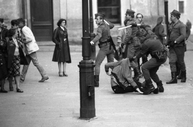 Stan wojenny. Obchody rocznicy uchwalenia Konstytucji 3 maja: pacyfikacja niezależnej manifestacji solidarnościowej na Starym Mieście; ulica Świętojańska na wysokości bazyliki archikatedralnej św. Jana Chrzciciela. Warszawa, 03.05.1982. Fot. PAP/T. Walczak