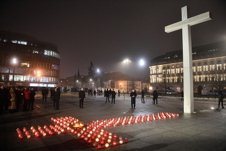 Prezydent RP Andrzej Duda (C-P) oraz Prezes Instytutu Pamięci Narodowej Karol Nawrocki (C-L) podczas uroczystości zapalenia "Światła Wolności" na Placu Marszałka Józefa Piłsudskiego w Warszawie, 13 bm. Trwają obchody 40. rocznicy wprowadzenia stanu wojennego. Fot. PAP/R. Pietruszka