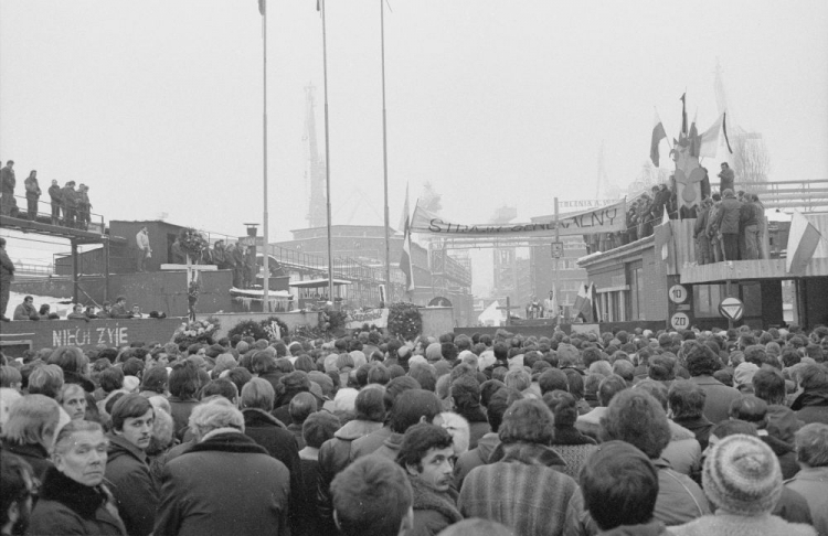 Msza święta w Stoczni Szczecińskiej im. Adolfa Warskiego w 11. rocznicę Grudnia ’70. 14.12.1981. Fot. PAP/CAF/Jerzy Undro