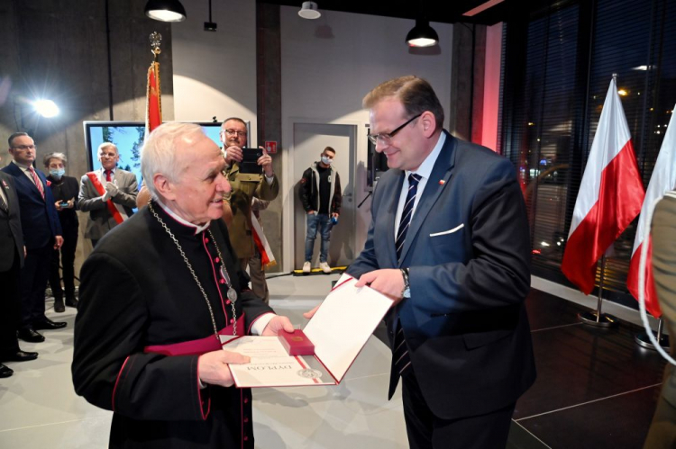 Szef Urzędu do Spraw Kombatantów i Osób Represjonowanych Jan Józef Kasprzyk (P) oraz ks. prałat Jan Kazieczko (L) podczas uroczystości wręczenia medali Pro Bono Polonia oraz Pro Patria uczestnikom Grudnia '70 w Szczecinie. 17.12.2021. Fot. PAP/M. Bielecki