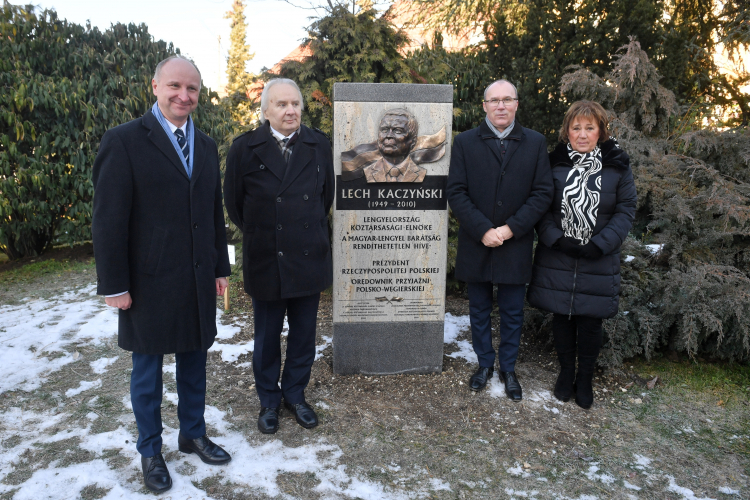 Sekretarz stanu w Kancelarii Prezydenta RP Wojciech Kolarski (L), ambasador RP na Węgrzech Jerzy Snopek (2L), burmistrz miasta Veszprem Gyula Porga (2P) oraz przewodnicząca Samorządu Polskiego w Veszprem i przewodnicząca Komisji Koordynacyjnej Ogólnokrajowego Samorządu Polskiego na Węgrzech Hanna Kovesdi (P) podczas uroczystości odsłonięcia tablicy pamięci prezydenta RP Lecha Kaczyńskiego, 8 bm. w Parku Przyjaźni Polsko-Węgierskiej w Veszprem. Fot. PAP/R. Pietruszka