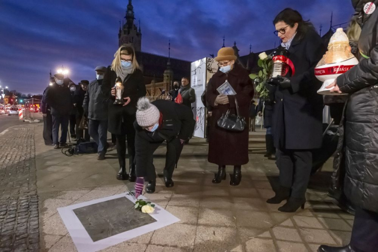 Prezydent Gdańska Aleksandra Dulkiewicz (P) podczas odsłonięcia pamiątkowych tablic chodnikowych – Kazimierza Stojeckiego i Andrzeja Perzyńskiego. Fot. PAP/P. Wittman