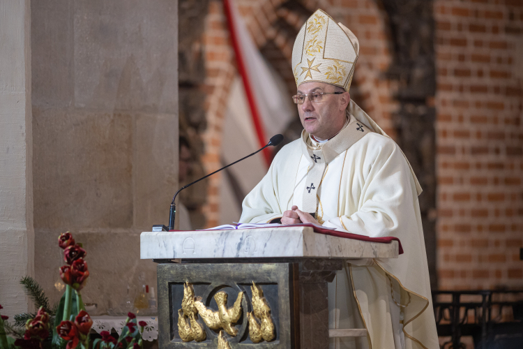 niezno, 25.12.2021. Prymas Polski abp Wojciech Polak przewodniczy mszy świętej pasterskiej w katedrze w Gnieźnie. Fot. PAP/P. Jaskółka