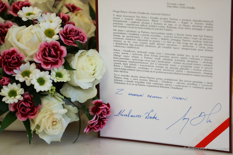 Para prezydencka złożyła życzenia z okazji Dnia Babci i Dnia Dziadka. Źródło: Prezydent.pl