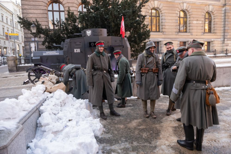 Inscenizacja historyczna w ramach obchodów Narodowego Dnia Zwycięskiego Powstania Wielkopolskiego. Poznań, 27.12.2021. Fot. PAP/J. Kaczmarczyk