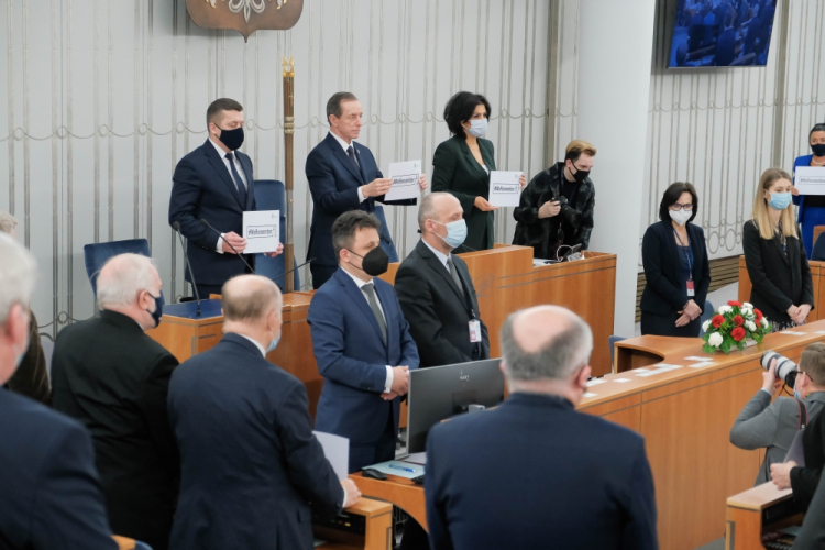 Warszawa, 20.01.2022. Marszałek Senatu Tomasz Grodzki (2L-tył) oraz senator PiS Wiktor Durlak (L) wzięli udział w 36. posiedzeniu Senatu w Warszawie. Wyższa Izba Parlamentu włączyła się w kampanię #We Remember, organizowaną na całym świecie dla uczczenia ofiar Holokaustu. Fot. PAP/M. Marek