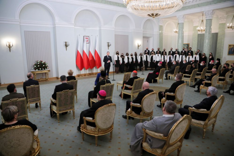 Warszawa, 18.01.2022. Prezydent RP Andrzej Duda (C) wziął udział w spotkaniu z przedstawicielami Kościołów i związków wyznaniowych, obecnych w Polsce oraz Komisji Wspólnej Rządu i Mniejszości Narodowych i Etnicznych, w Pałacu Prezydenckim. Fot. PAP/W. Olkuśnik 