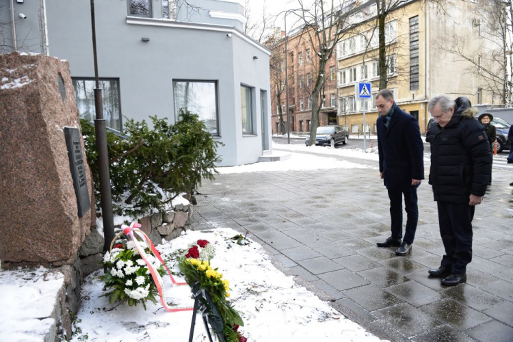 Wicepremier, minister kultury i dziedzictwa narodowego Piotr Gliński (P) złożył kwiaty przed pomnikiem ks. Antoniego Mackiewicza. Kowno, 22.01.2022. Fot. PAP/V. Doveiko