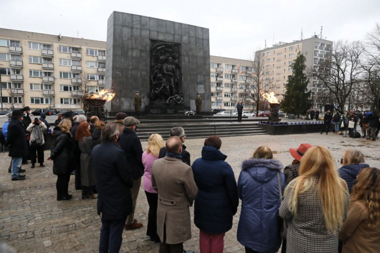 Obchody Międzynarodowego Dnia Pamięci o Ofiarach Holokaustu przed Pomnikiem Bohaterów Getta. Warszawa, 27.01.2022. Fot. PAP/T. Gzell