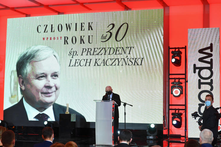 Prezes PiS Jarosław Kaczyński (C) odebrał nagrodę Człowieka 30-lecia w imieniu swojego zmarłego brata, prezydenta RP Lecha Kaczyńskiego. Fot. PAP/R. Pietruszka