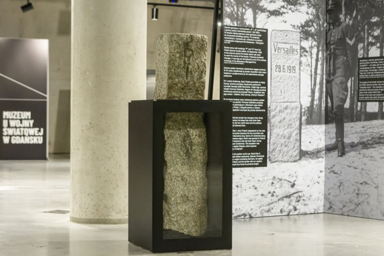 Kamień graniczny pochodzący z granicy polsko-niemieckiej sprzed 1939 r. w Muzeum II Wojny Światowej w Gdańsku. Fot. PAP/P. Wittman