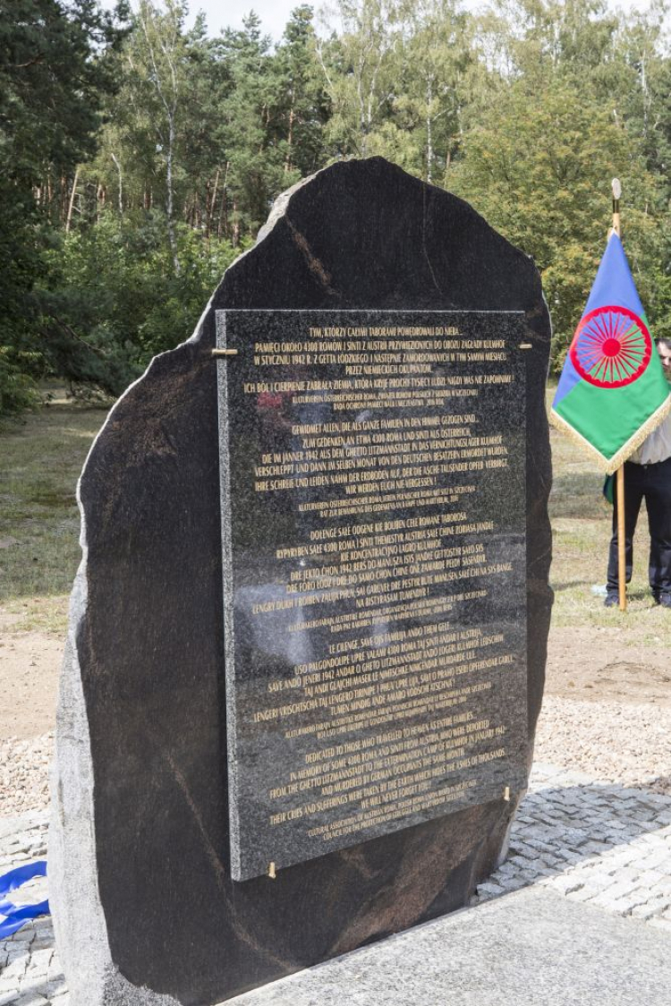 Pomnik poświęcony Romom i Sinti zamordowanym w niemieckim obozie zagłady Kulmhof, odsłonięty w Lesie Rzuchowskim na terenie Muzeum b. Obozu Zagłady Kulmhof w Chełmnie. Fot. PAP/G. Michałowski