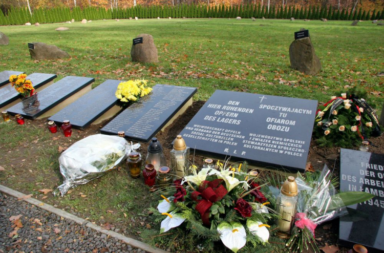 Cmentarz Ofiar Obozu Pracy w Łambinowicach. 2006 r. Fot. PAP/K. Świderski