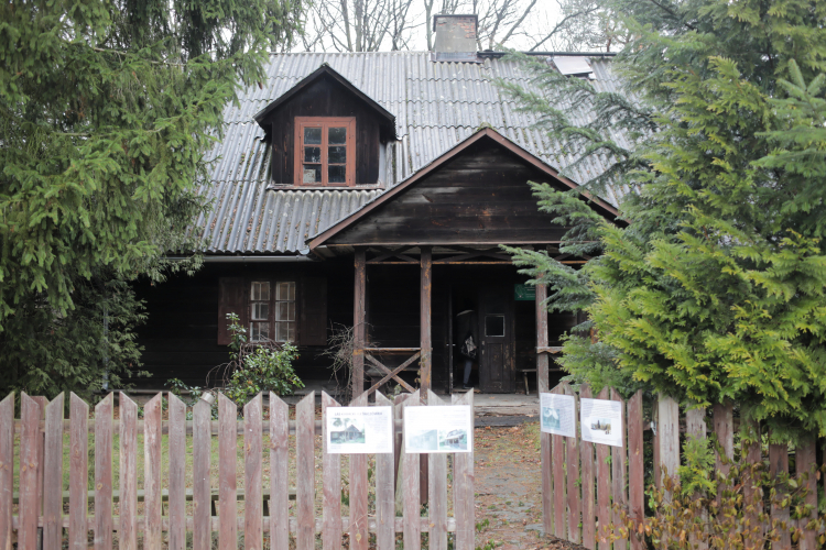 Zabytkowa leśniczówka w Lesie Kabackim przy ul. Rydzowej 1. Fot. PAP/A. Zawada