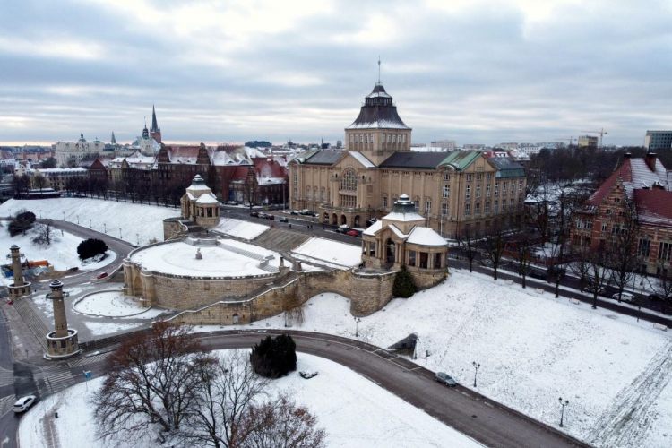 Wały Chrobrego w Szczecinie: widok na Muzeum Narodowe i Tarasy Hakena. Fot. PAP/M. Bielecki