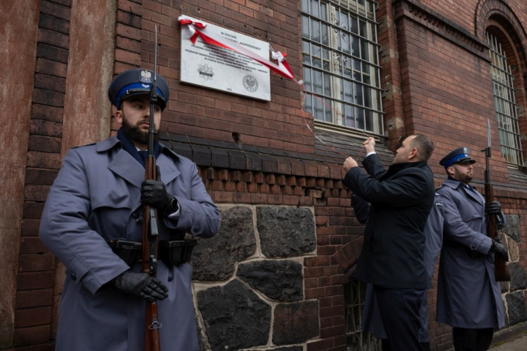 Odsłonięcie tablicy upamiętniającej ppłk. Jana Niemierskiego w Olsztynie. Fot. Mikołaj Bujak (IPN)