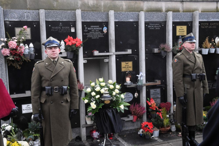 Uroczystości pogrzebowe gitarzysty Andrzeja Nowaka na Powązkach Wojskowych w Warszawie. Fot. PAP/R. Pietruszka