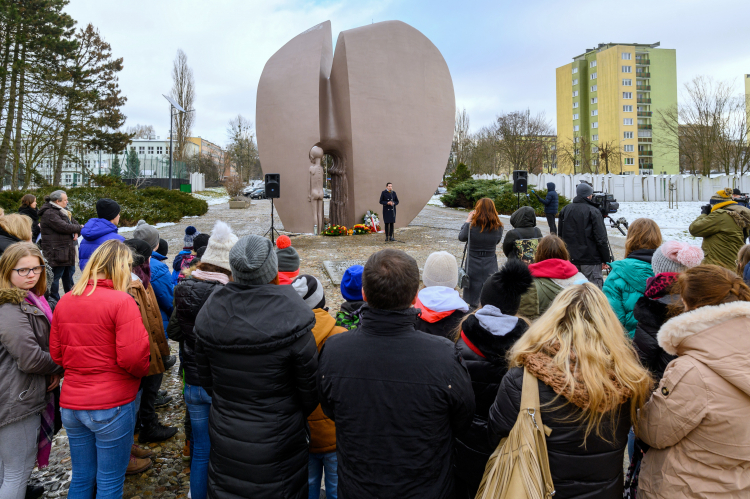 Obchody 77. rocznicy likwidacji niemieckiego nazistowskiego obozu dla polskich dzieci w Łodzi, odbywających się przy Pomniku Martyrologii Dzieci „Pęknięte Serce" w parku im. Szarych Szeregów w Łodzi. Fot. PAP/G. Michałowski