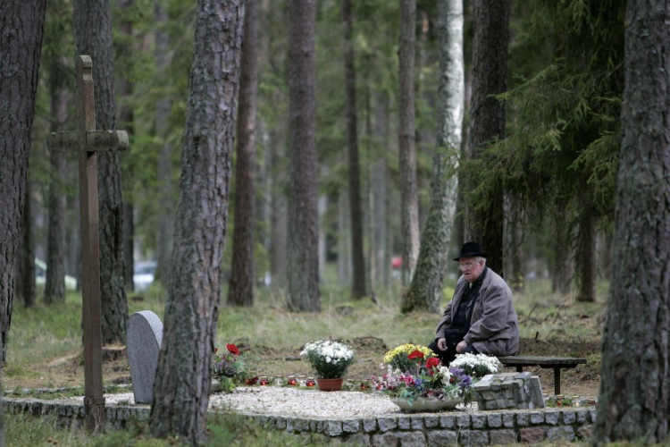 Mogiły ofiar niemieckich zbrodni w lesie piaśnickim. Fot. PAP/A. Warżawa