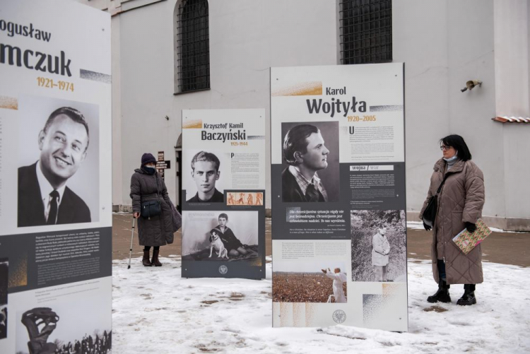 Lublin, 25.01.2022. Otwarcie wystawy plenerowej „Pokolenie Baczyńskiego” na Placu Jana Kochanowskiego. Ekspozycja prezentuje m.in. kilkadziesiąt wybitnych postaci, które urodziły się na początku dwudziestolecia międzywojennego. Fot. PAP/W. Jargiło