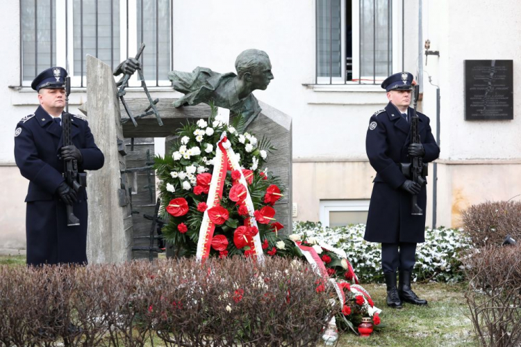 Pomnik Jana Rodowicza „Anody” na dziedzińcu Ministerstwa Sprawiedliwości w Warszawie w 73. rocznicę jego śmierci. Fot. PAP/T. Gzell 