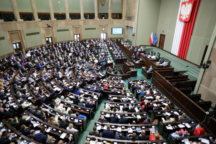 Posłowie na sali obrad Sejmu. Fot. PAP/W. Olkuśnik