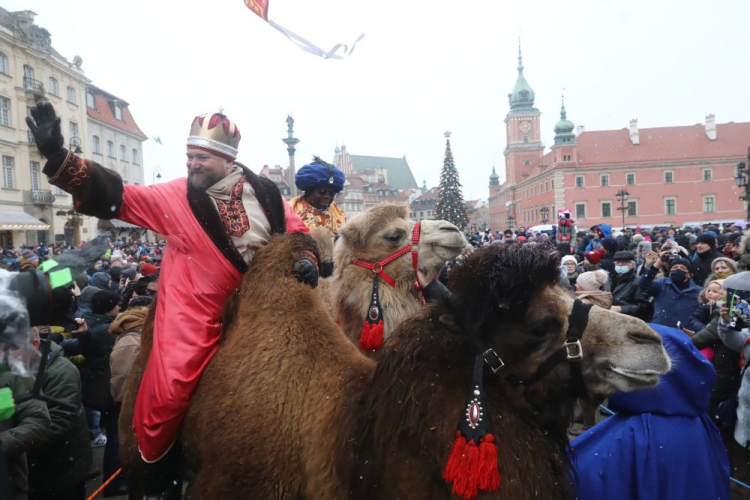 Warszawa, 06.01.2022. W roli króla Afryki Baltazara XIV pochodzący z Togo misjonarz ojciec Benoit Azameti (2L) oraz w roli króla europejskiego Kacpra XIV informatyk Krzysztof Bączkiewicz (L) podczas Orszaku Trzech Króli w Warszawie, 6 bm. Kościół katolicki obchodzi 6 stycznia uroczystość Objawienia Pańskiego, czyli święto Trzech Króli. Fot. PAP/T. Gzell