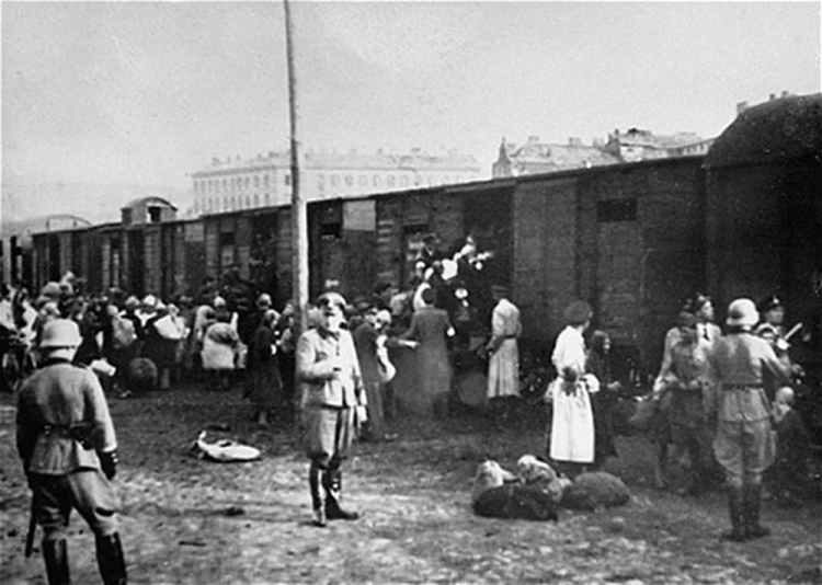 Warszawskie getto – Umschlagplatz: załadunek Żydów do wagonów kolejowych. Źródło: Wikimedia Commons
