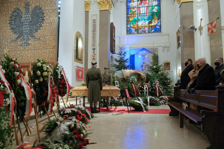 Uroczystości pogrzebowe działacza NSZZ "Solidarność", Grup Oporu "Solidarni" i Solidarności Walczącej Piotra Rzewuskiego w Katedrze Polowej Wojska Polskiego w Warszawie. Fot. PAP/M. Marek