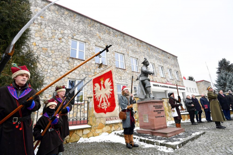 Uroczystość przed pomnikiem gen. Mariana Langiewicza w Wąchocku z okazji 159. rocznicy wybuchu Powstania Styczniowego. Fot. PAP/P. Polak