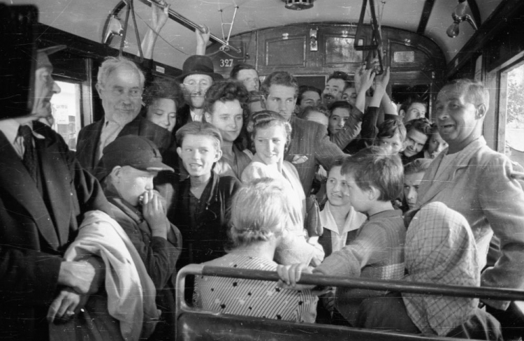 Zdjęcie z planu filmu „Zakazane piosenki” w reżyserii Leonarda Buczkowskiego: scena w tramwaju. Fot. PAP/CAF/S. Dąbrowiecki