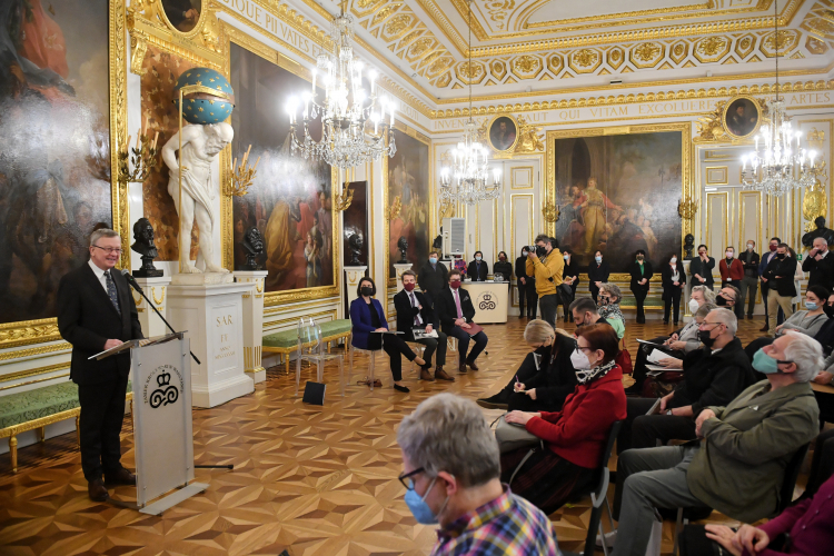 Dyrektor Zamku Królewskiego w Warszawie prof. Wojciech Fałkowski (L) podczas konferencji prasowej nt. m.in. jubileuszu 50-lecia odbudowy Zamku Królewskiego oraz planów na 2022. Fot. PAP/R. Pietruszka