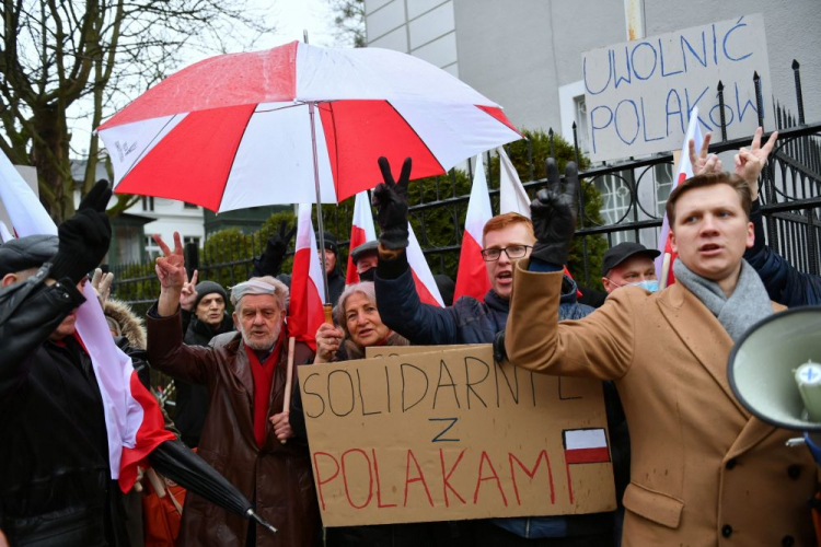 Działacz opozycji w PRL Andrzej Gwiazda (2L) podczas pikiety zorganizowanej przez Fundację Łączy Nas Polska przed konsulatem generalnym Federacji Rosyjskiej w Gdańsku. Fot. PAP/A. Warżawa