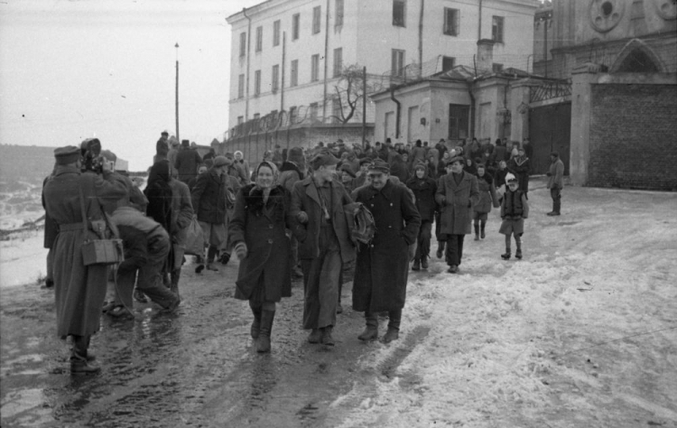 Rodziny witają uwolnionych z więzienia na Zamku Lubelskim. 03.1947. Fot. PAP/CAF